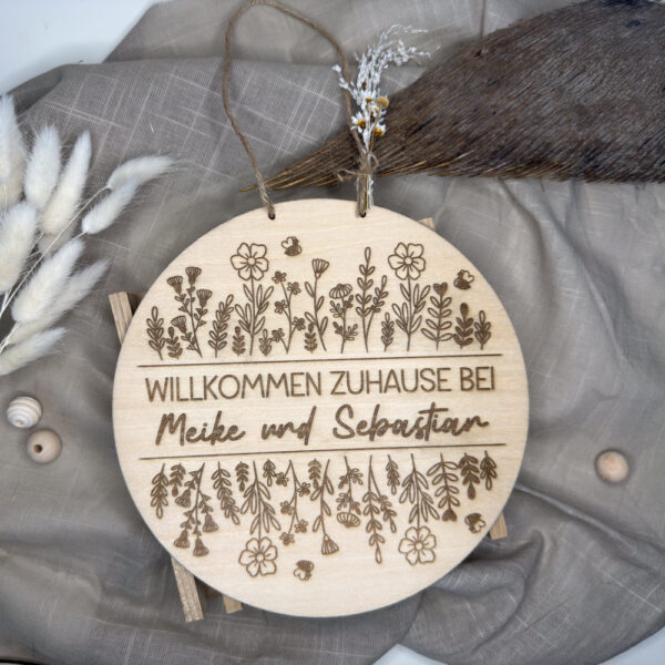 Holzschild "Willkommen zuhause bei…"