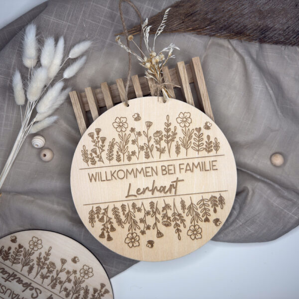 Holzschild "Willkommen bei Familie…"